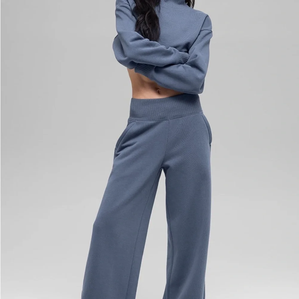 ALO Yoga Cropped Serenity Coverup in Bluestone Size L